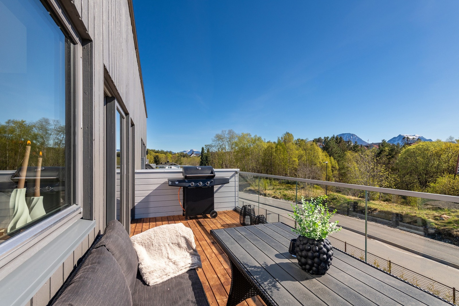 Vi tar turen ut til verandaen igjen, og her ligger alt til rette for hyggelige sommerkvelder. Galleribilde