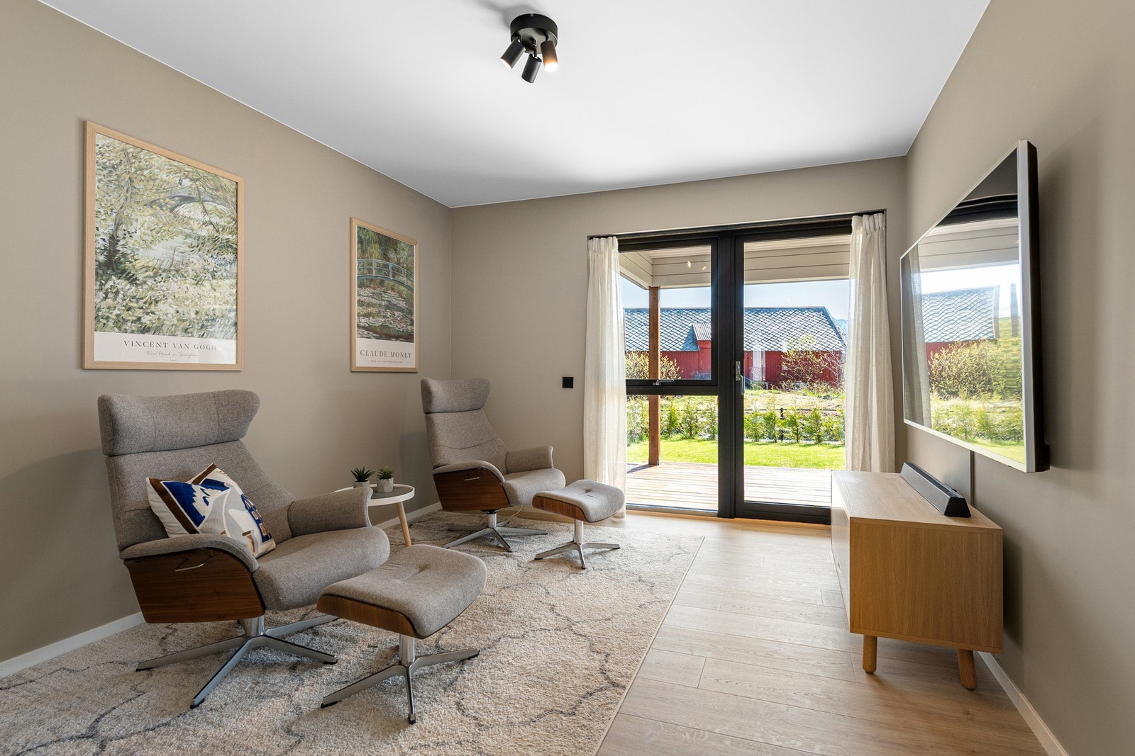 Innbydende oppholdsrom med store vindusflater og god atmosfære. Galleribilde