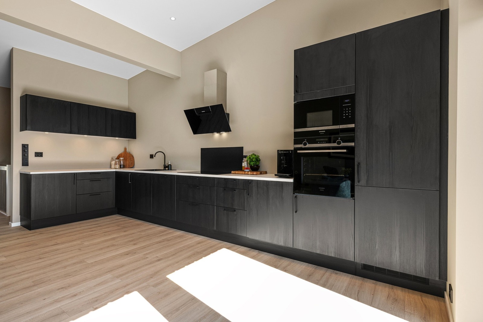 Et kjøkken laget for både hverdager og selskap. Galleribilde