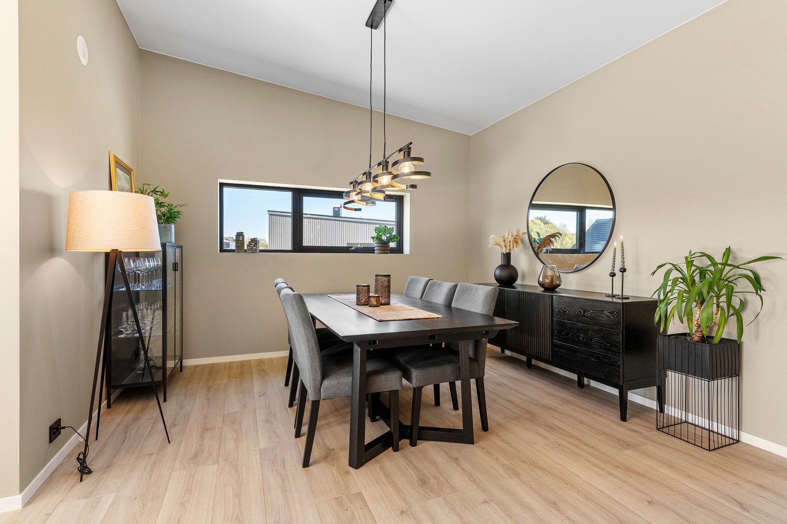 Her serveres både middag og minner. Galleribilde