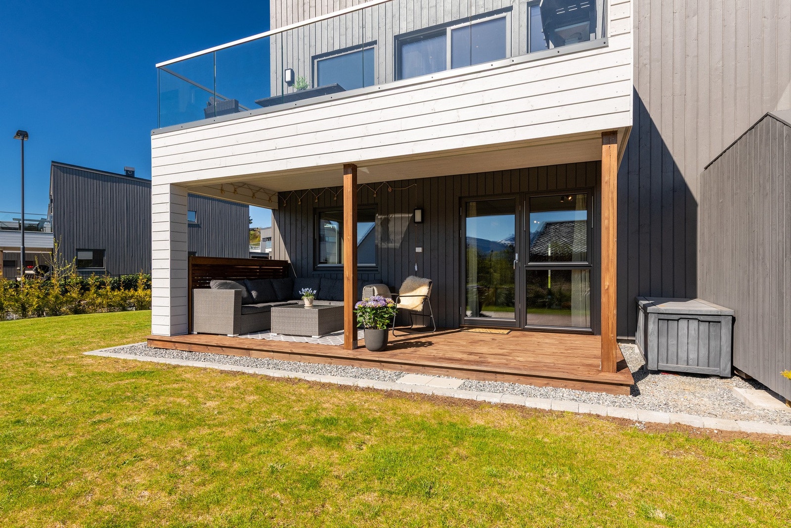 Fra terrassen er det direkte adkomst til hagen hvor du har trygg og god boltringsplass for de minste. Galleribilde