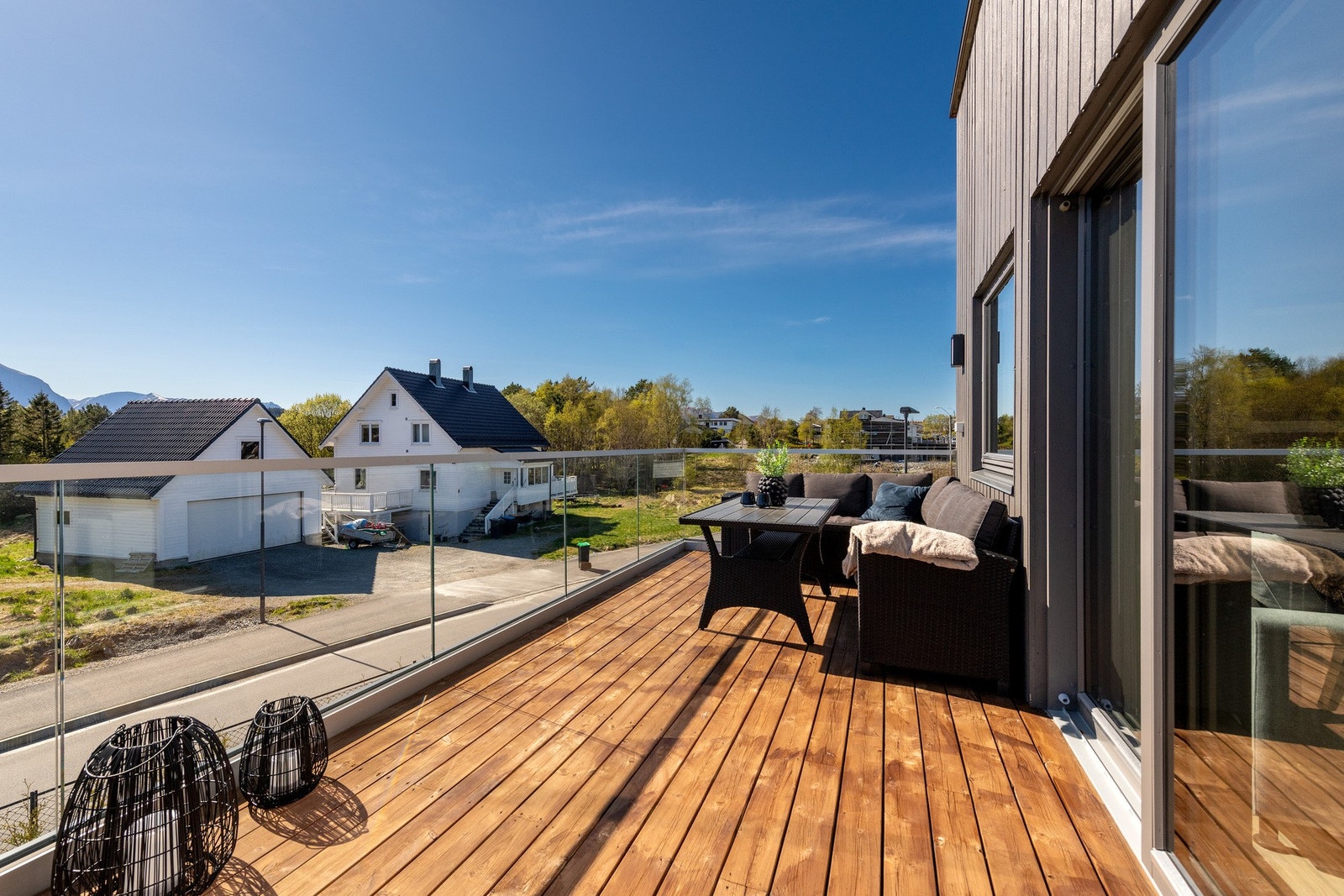 Glassflater langs rekkverket ivaretar utsikten mot nærområdet - Galleribilde