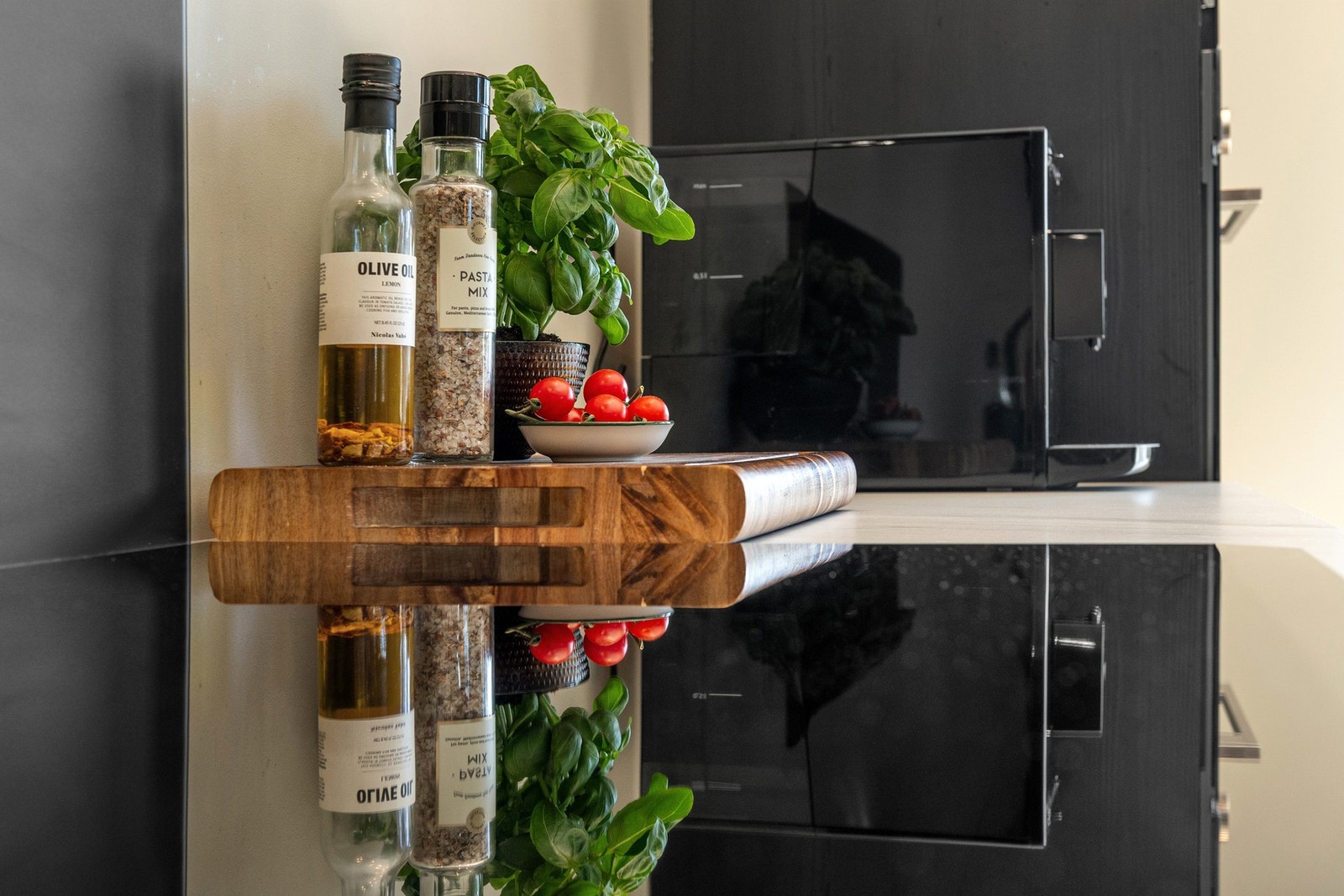 Et kjøkken som inviterer til matlaging - med friske urter, oljer og krydder lett tilgjengelig. Galleribilde