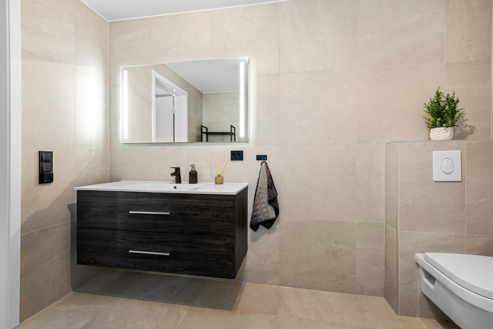 Innredet med vegghengt toalett, dusjhjørne med regnfallsdusj - Galleribilde