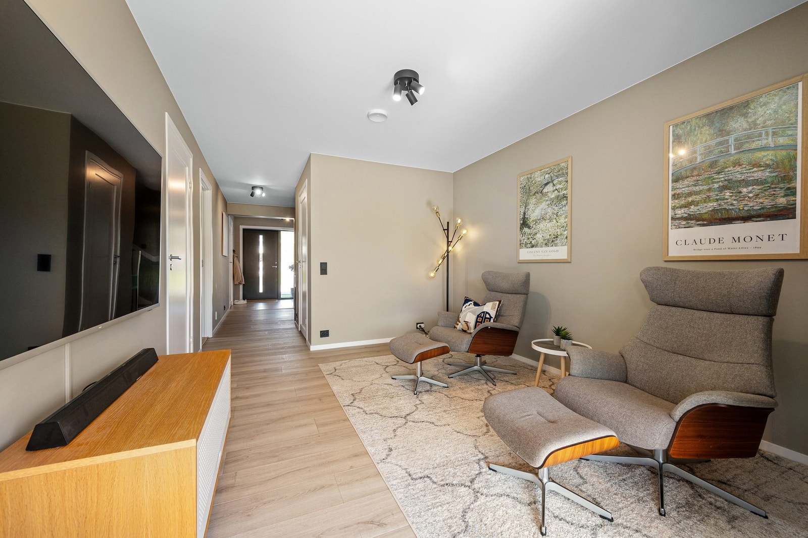 Kjellerstuen er på 10,7 kvm og er et allsidig rom som passer utmerket som tv-stue og lekerom. Galleribilde