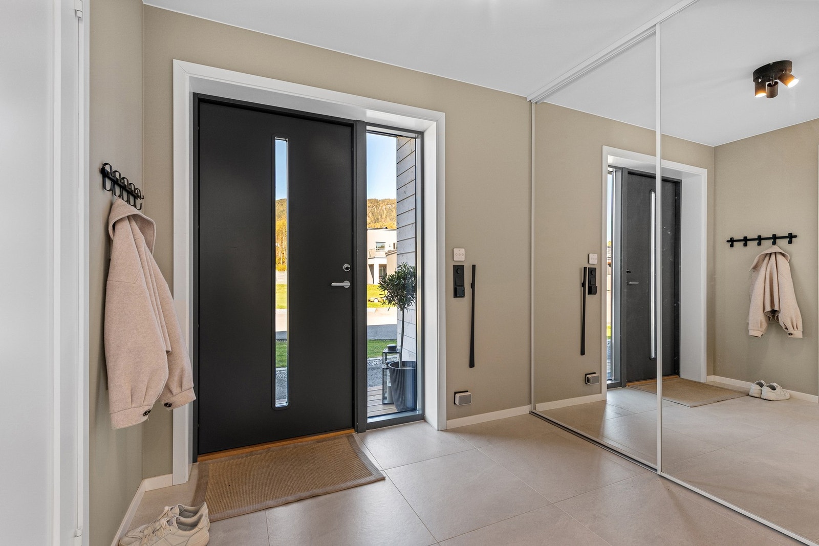 Velkommen inn, velkommen hjem! Det er varmekabler i den flislagte entréen. Galleribilde