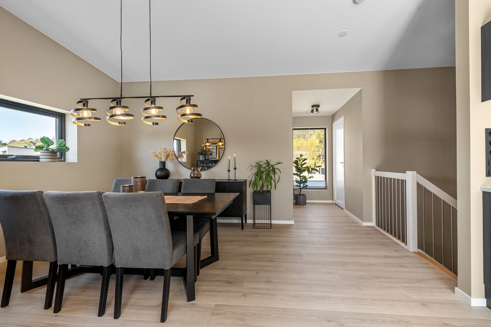 Spisegruppen ligger åpent men samtidig tilbaketrukket fra stuen og kjøkkenet. Galleribilde