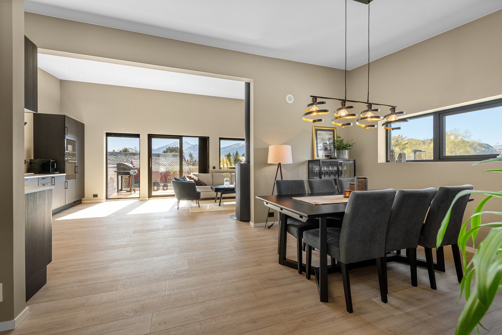 Den gode takhøyden gir boligen en svært luftig atmosfære. Galleribilde