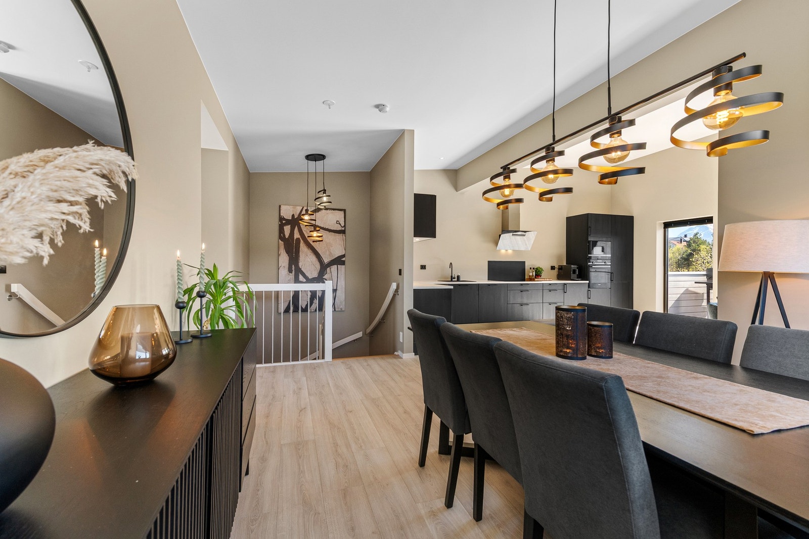 På originale byggetegninger er det oppført et soverom hvor spisegruppen er per i dag. Kan enkelt lages til et soverom her. Galleribilde