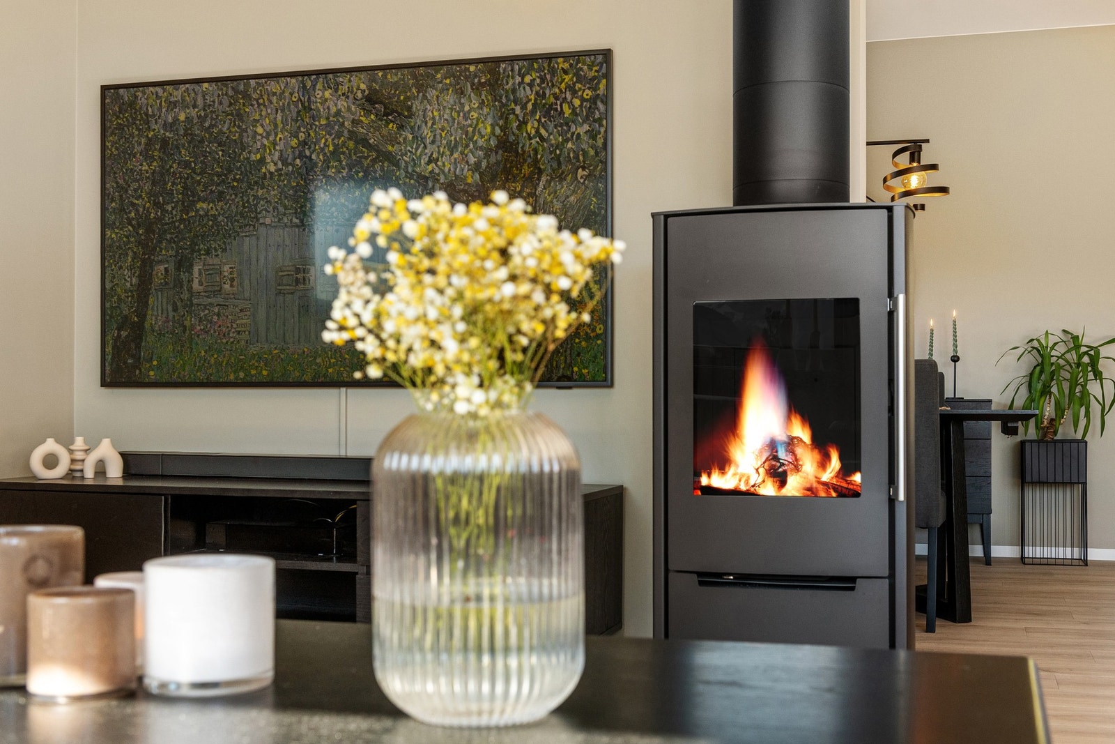 Det gode inneklimaet ivaretas av balansert ventilasjon og vedovn. Galleribilde