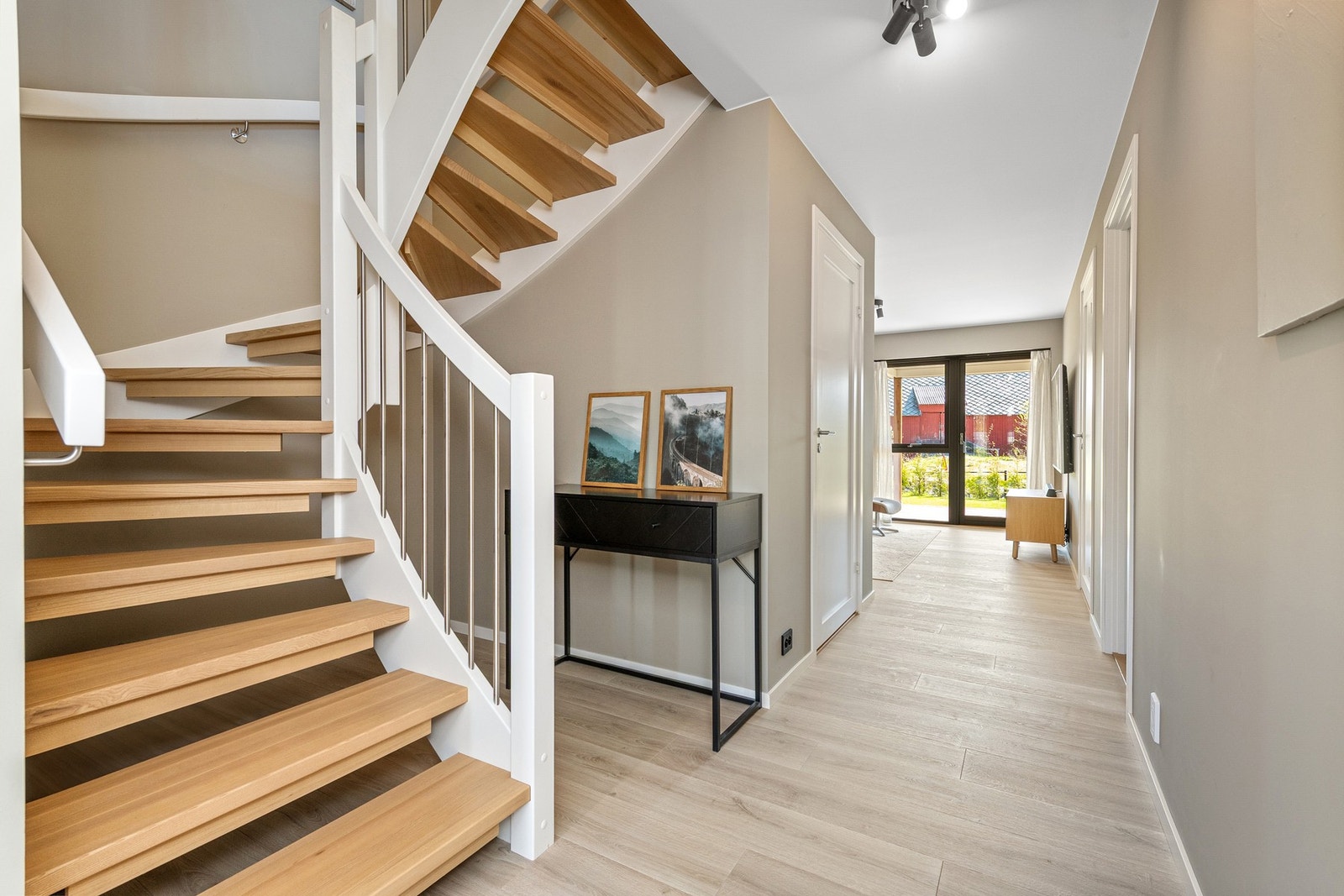 Vi beveger oss videre ned til 1.etasjen, her finner vi blant annet to soverom, kjellerstue, bad og bod. Galleribilde