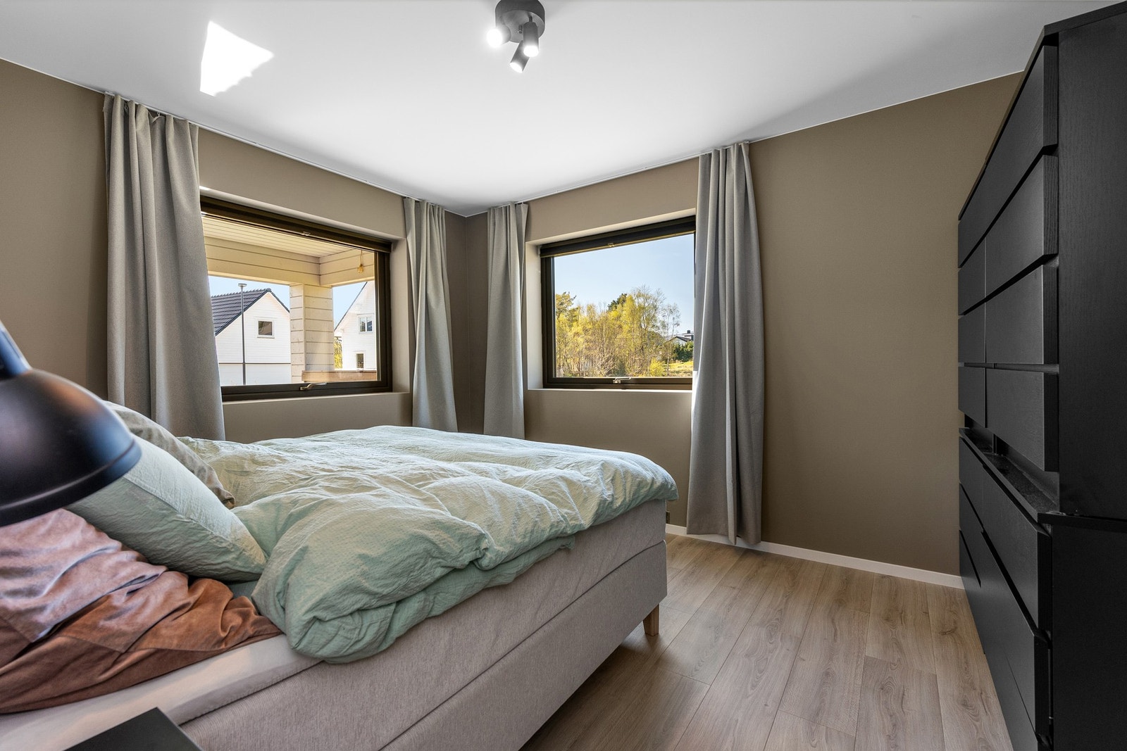 Det er to soverom i boligen, med mulighet for fire. Hovedsoverommet har et areal på 12 kvm, og er malt i behagelig fargetoner. Galleribilde