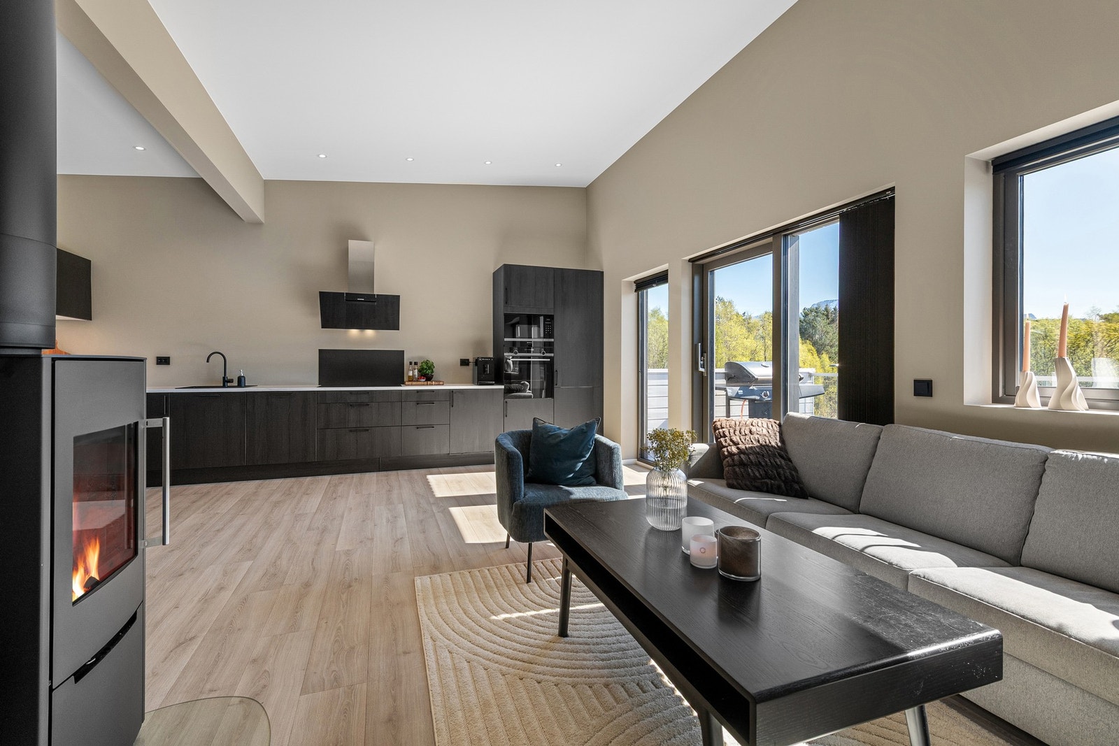 God plass til sofagruppe med tilhørende møblering. Galleribilde