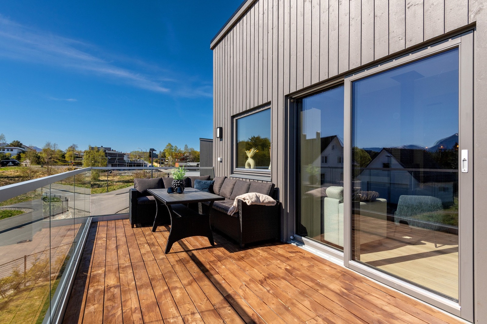 Solrikt med plass til både avslapning og grilling. Galleribilde