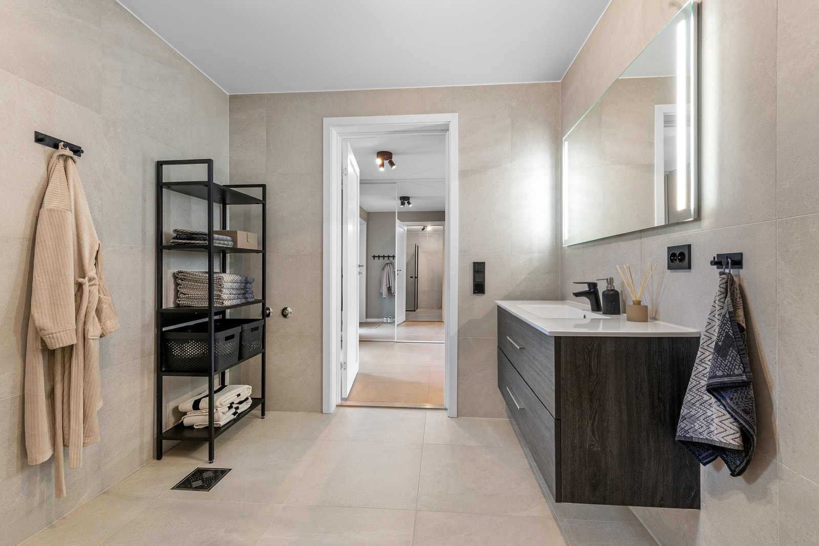 - servantinnredning med to skuffer, helstøpt servant og speil med integrert belysning. Det er muligheter for badekar i rommet. Galleribilde