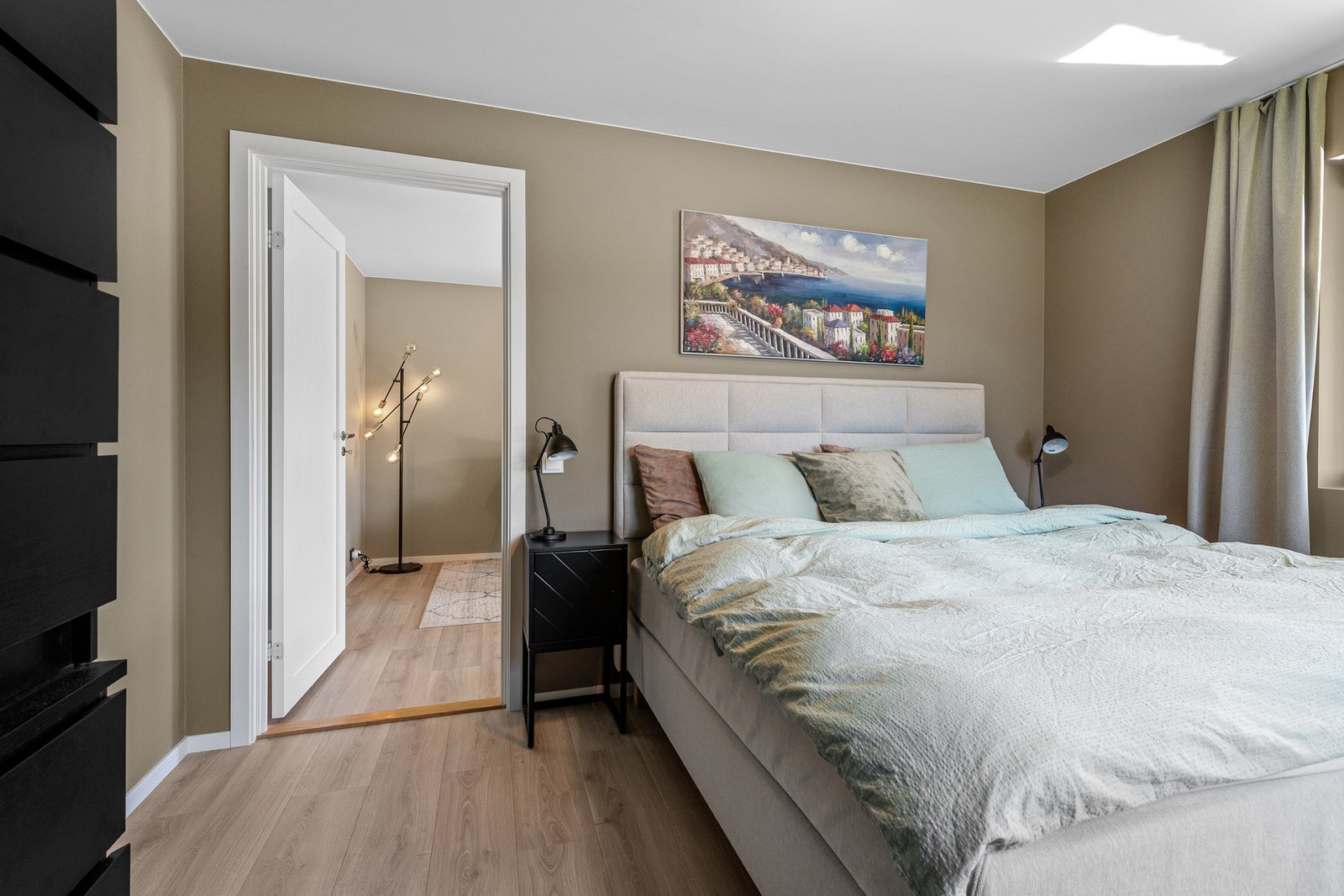 Soverommet er innredet med dobbeltseng, nattbord og det er god plass for ønsket garderobeløsning. Galleribilde