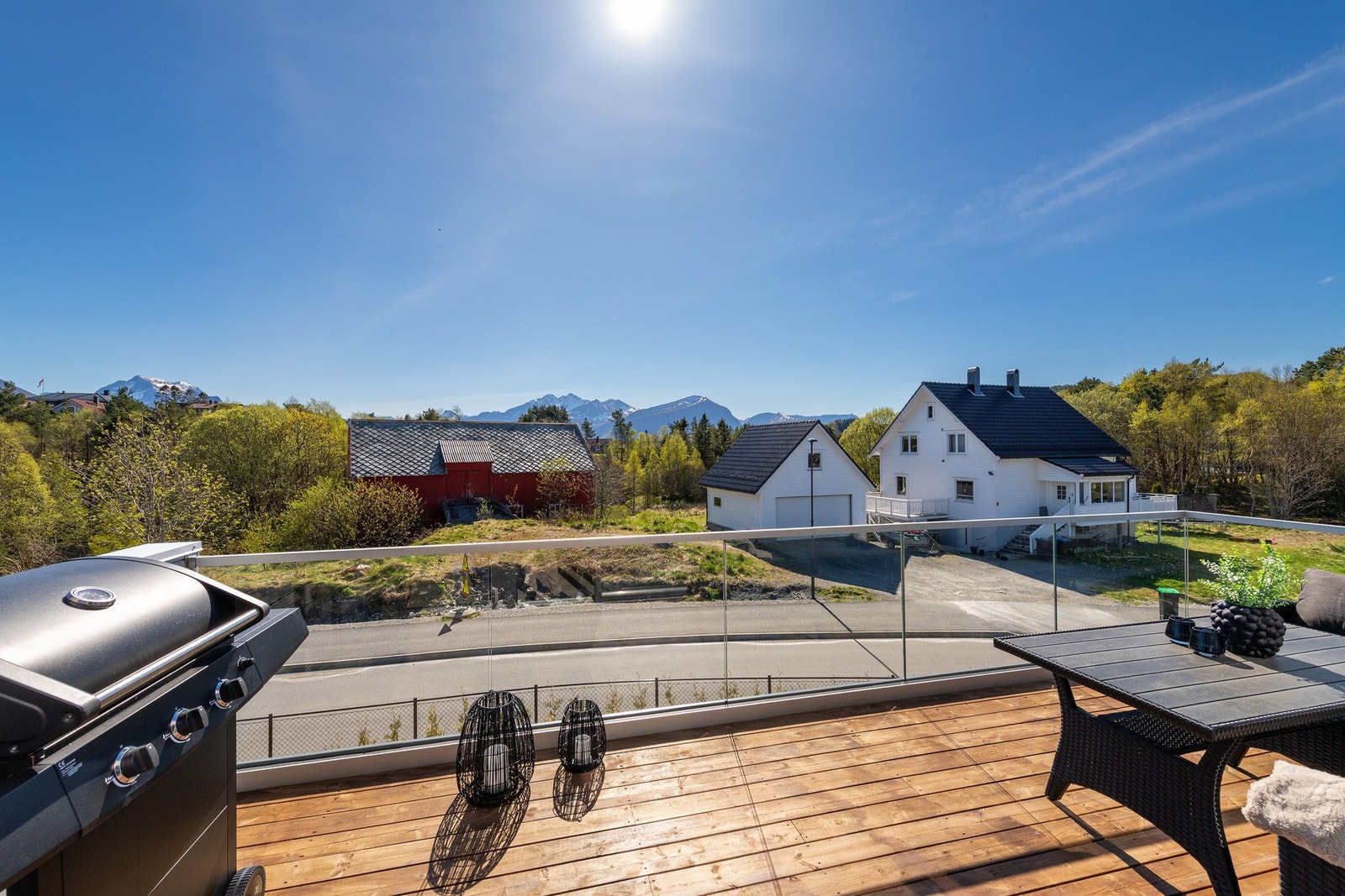 Veranda har et areal på ca. 14 kvm. og er belagt med spaltegulv av terrassebord. Galleribilde