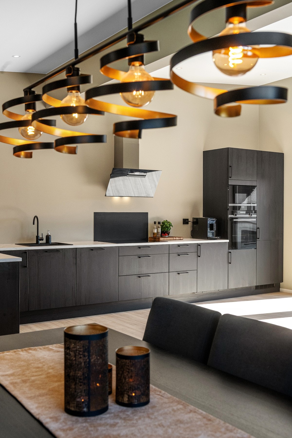 Mens maten lages er det lett å holde kontakten med gjestene. Galleribilde