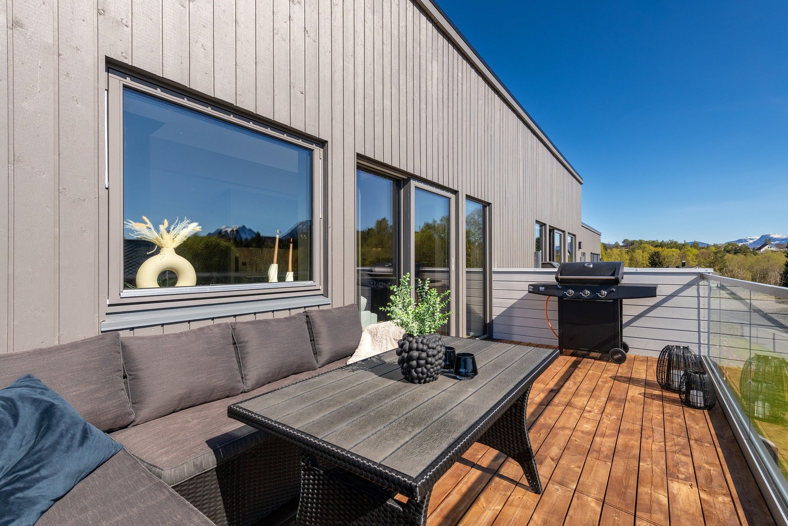 Uteområdet forlenger oppholdsrommet på fine dager, og gir deg rom for å innrede med sittegruppe og grillen. Galleribilde