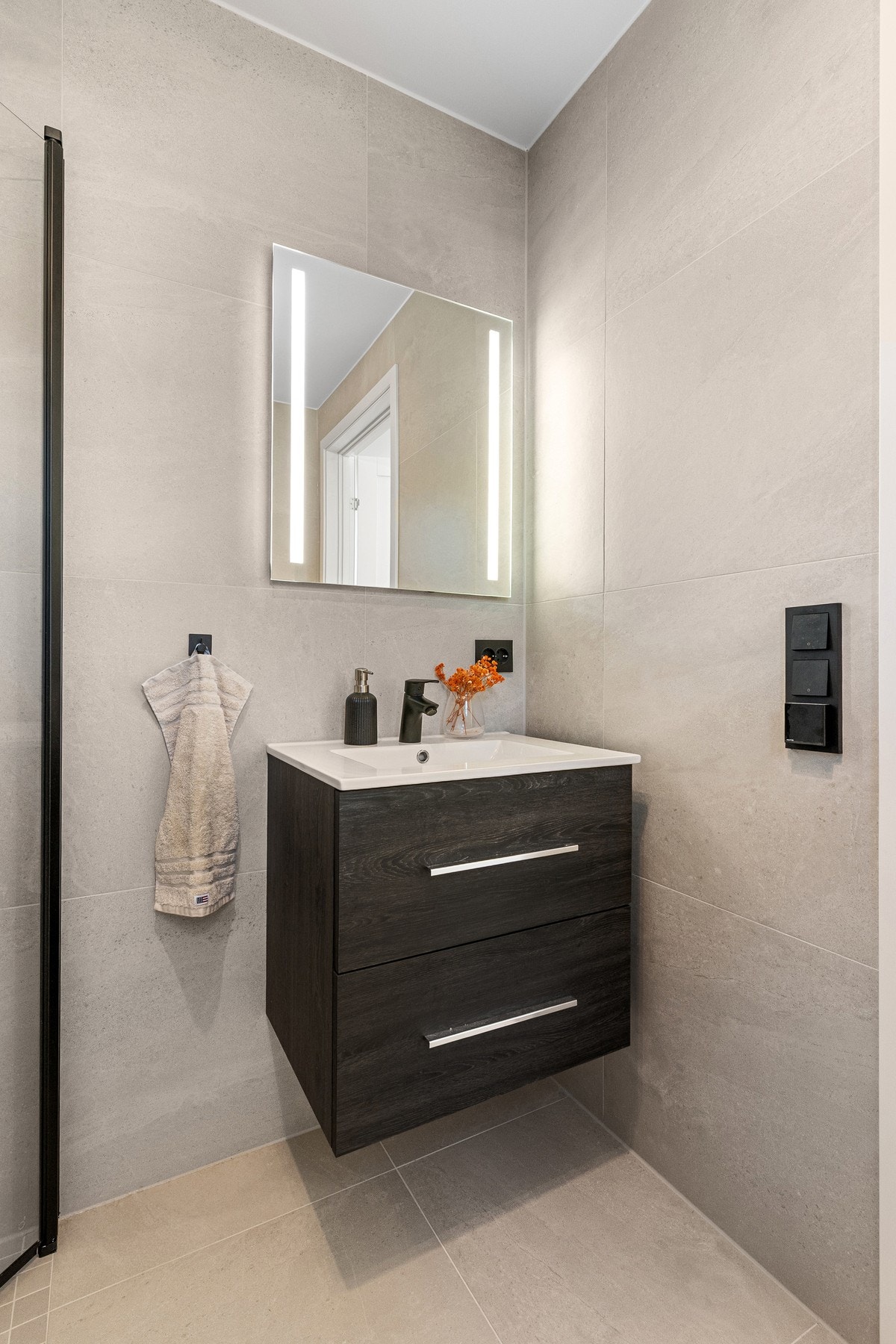 - servantskap med to skuffer, helstøpt servant og speil med integrert belysning. Galleribilde