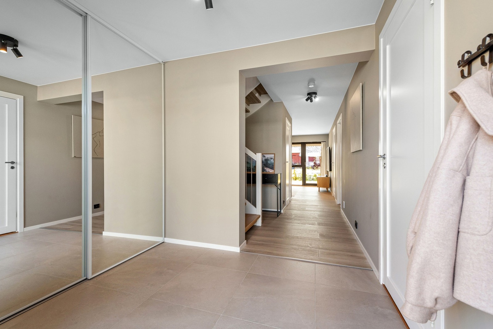 En harmonisk entré som setter tonen for resten av hjemmet. Skyvedørsgarderoben sørger for at yttertøy og sko er praktisk plassert her. Galleribilde