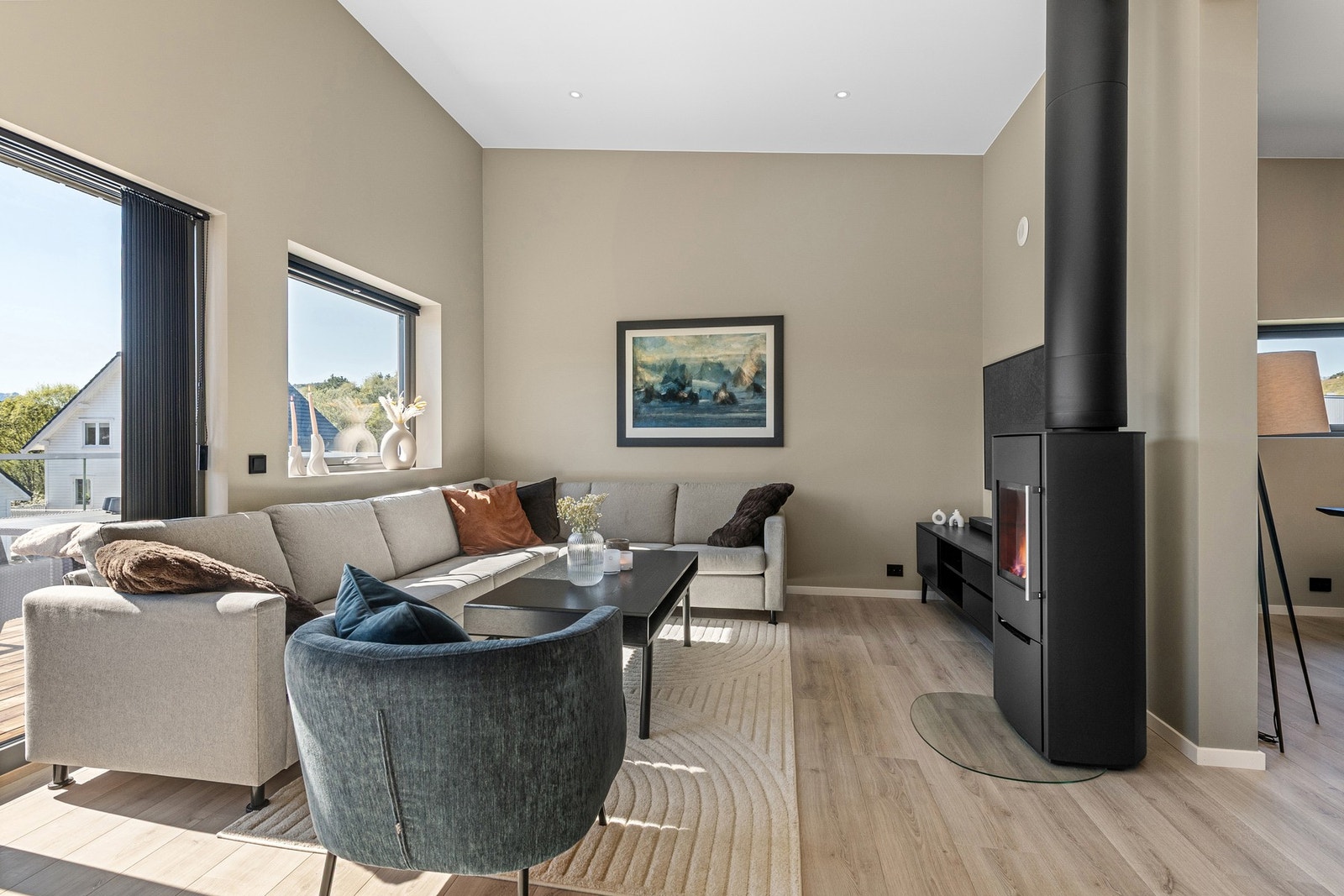 Her får man en bolig som har et gjennomgående moderne fargevalg på vegger, og gulvflater er belagt med en slitesterk laminat. Galleribilde