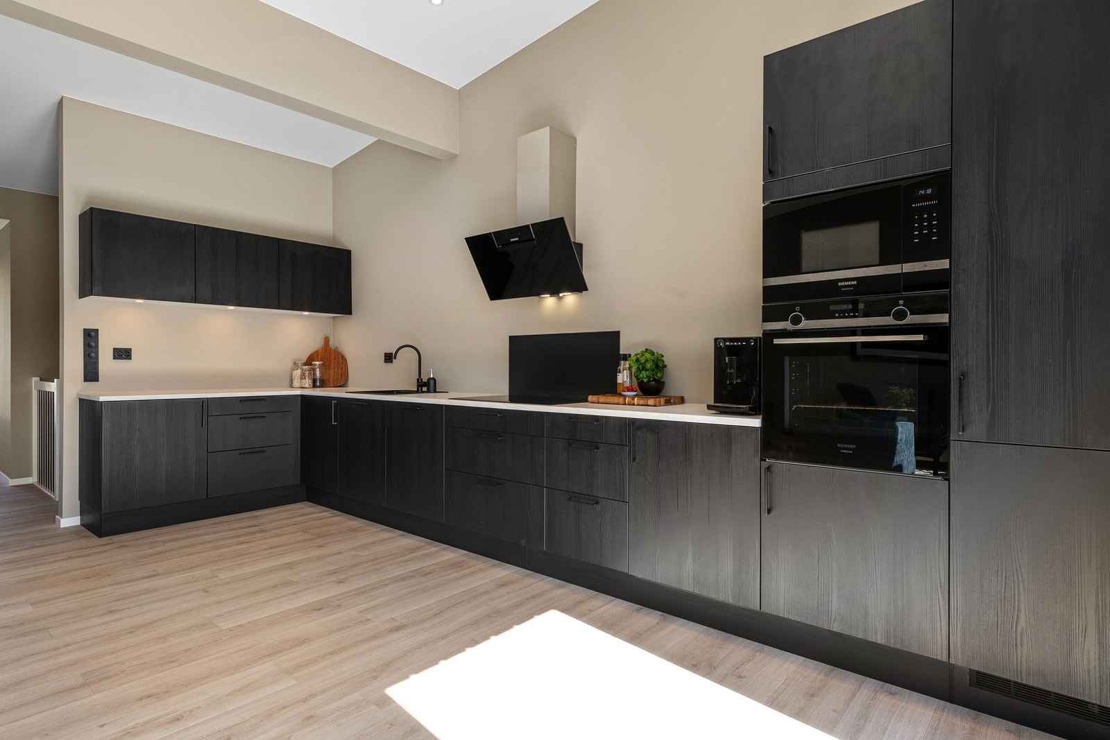 Integrerte hvitevarer, god benkeplass og moderne løsninger. Galleribilde