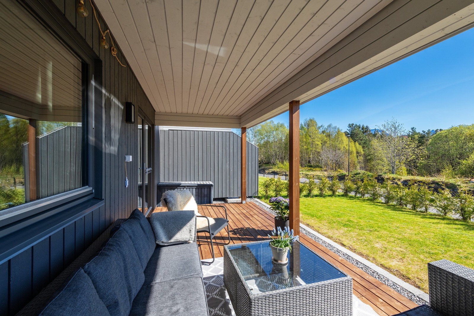 Terrassen byr på gode møbleringsmuligheter i flere soner hvor du har plass til både sittegruppe og loungestoler. Galleribilde