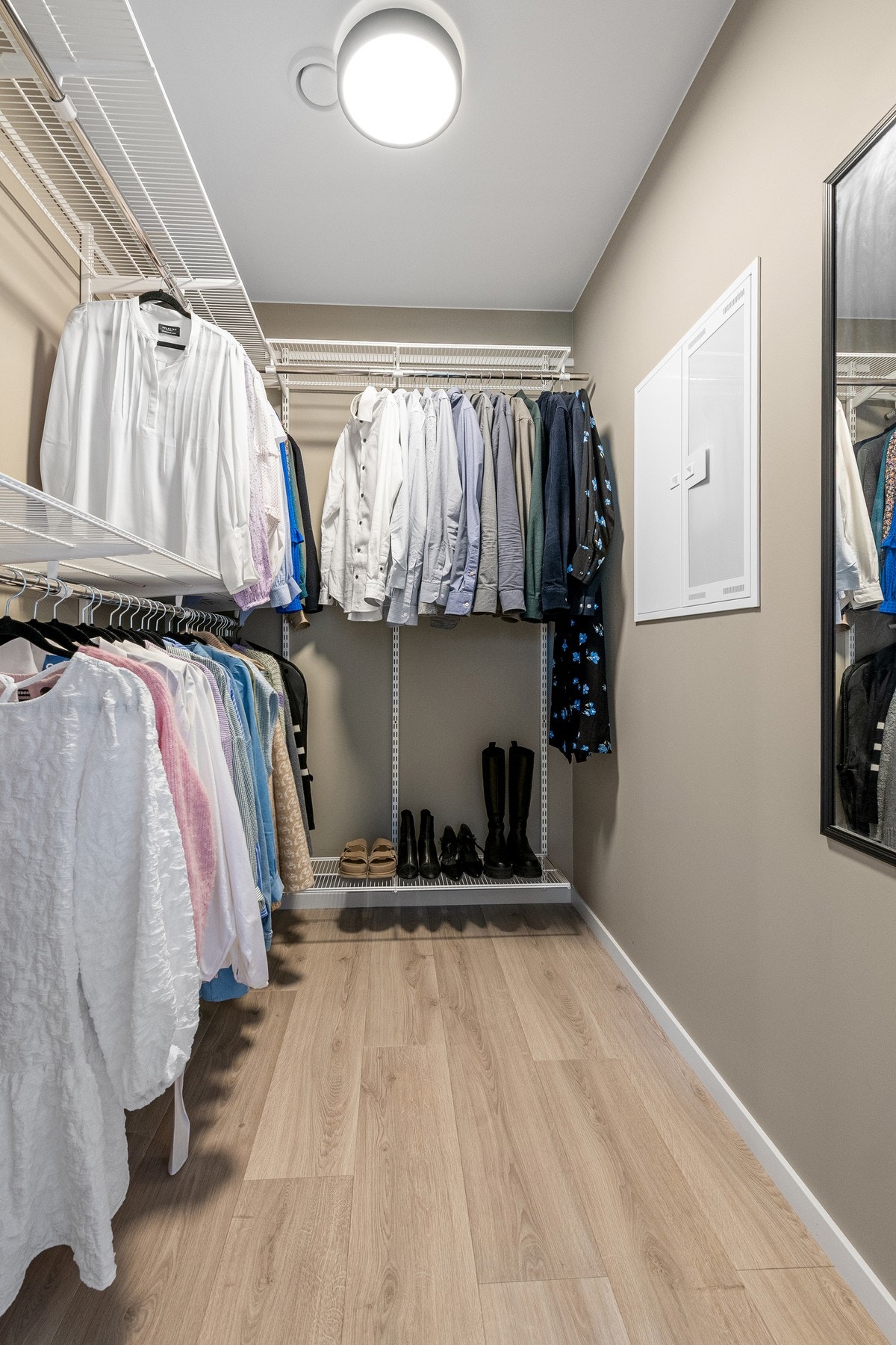 Godt med oppbevaringsmuligheter i innvendig bod på 3 kvm. Innredet med trådhyller og praktisk oppheng. Galleribilde