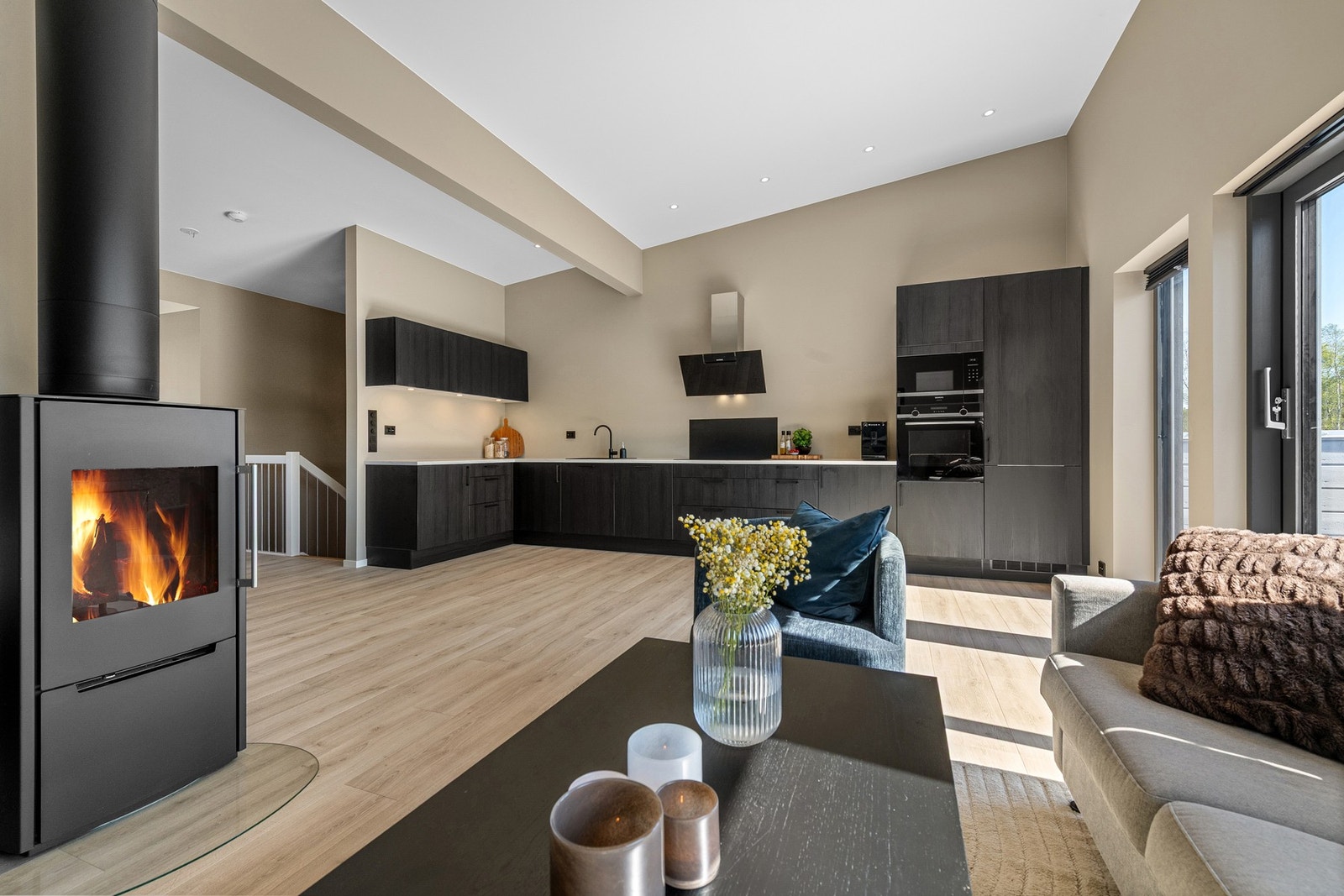 Stuen ligger åpent og sosialt mot kjøkkenet. Galleribilde