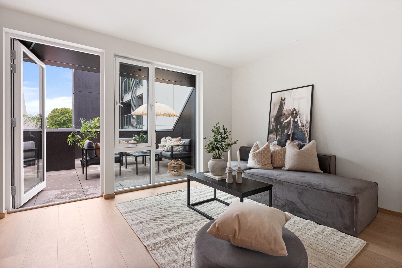 En stor loftstue klar for tv og gaming, eller som et stort soverom for husets unge. Og utenfor: en herlig, solrik takterrasse med utsikt. På takterrassen er det også bygget en fullt isolert bod med utendørs vannuttak som holder sofaputer tørre og varme. Galleribilde