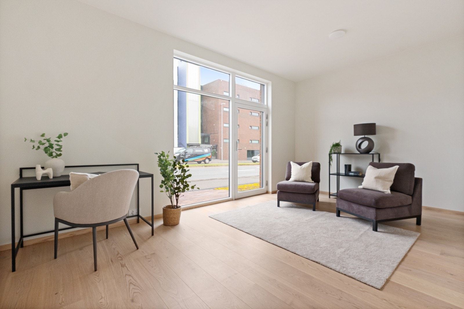 Videre inn i etasjen byr boligen på en fleksibel løsning, som kan brukes som næringsdel. Her kan ungdommen boltre seg med eget rom, bad og lydtette vinduer ut mot gata. Det er også en egen inng. i denne delen, hvis mor vil ha et kaffebesøk på hjemmekontor Galleribilde