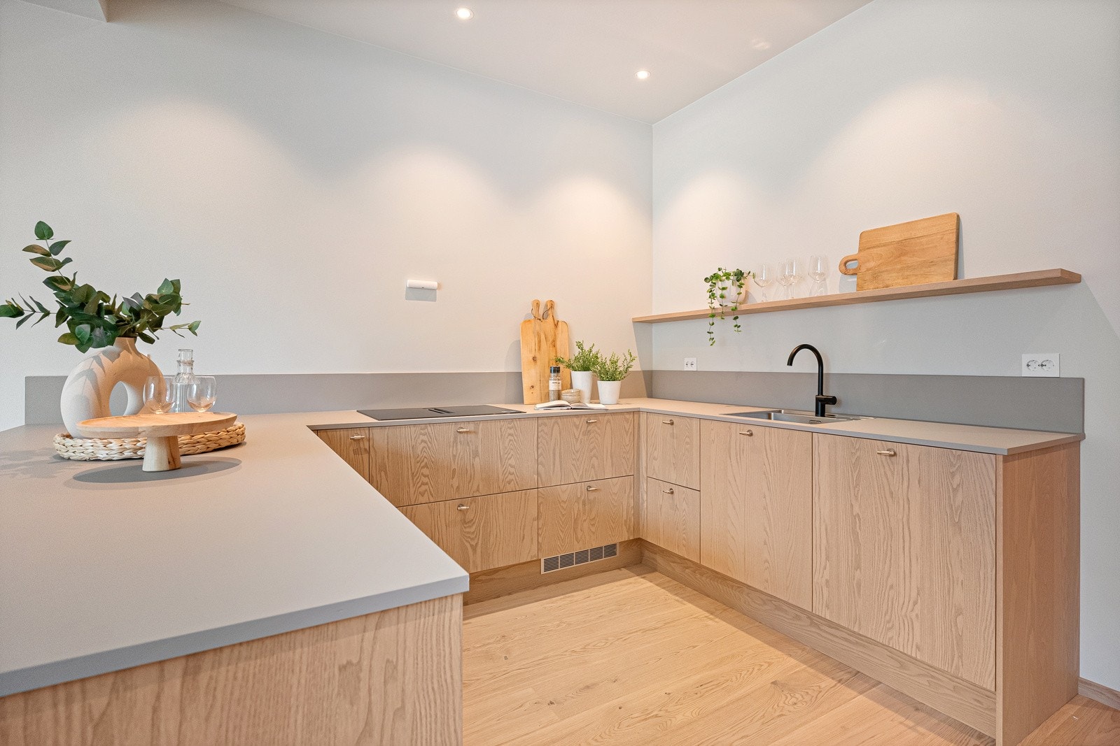 Kjøkkenet er utstyrt med platetopp, stekeovn, oppvaskmaskin, kjøleskap og fryseskap. Galleribilde