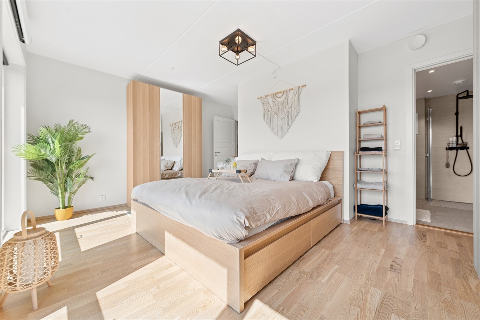 Hovedsoverommet ligger i "suiteløsning" med inngang til eget bad. Galleribilde