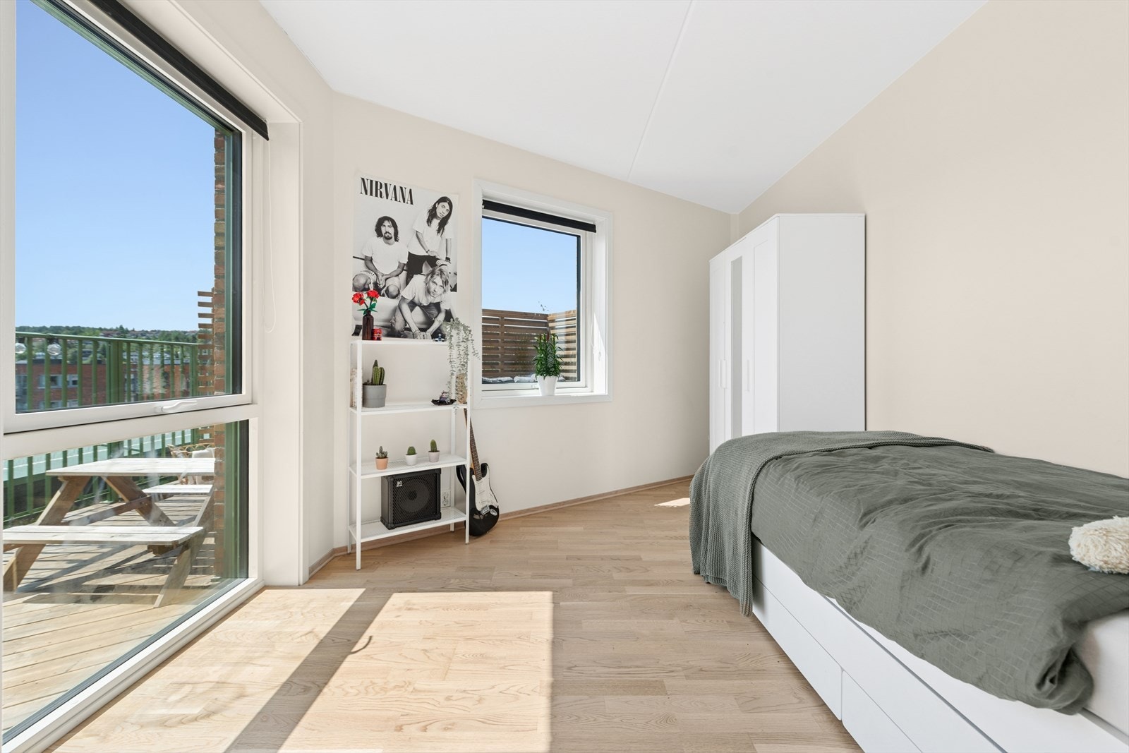 Soverom 3. En spennende romløsning og vinduer vender ut mot privat takterrasse. Galleribilde