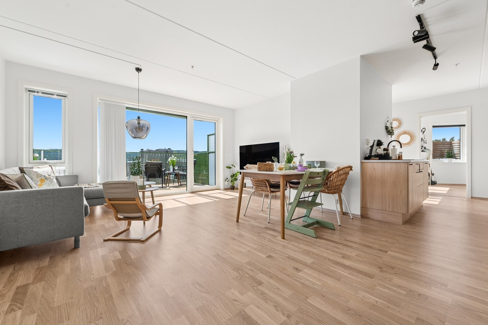 Stuen oppleves som enkel å møblere med både en god sofagruppe og spisestuebord nærmest kjøkkenet. Galleribilde