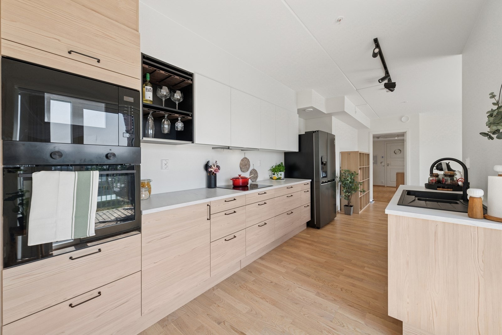 Kjøkkenet fikk en rekke tilvalg før ferdigstillelse som annen innredning, benkeplate, ekstrautstyr, side-by-side kjøleskap med kombinert kjøl/frys og isbitmaskin. Galleribilde