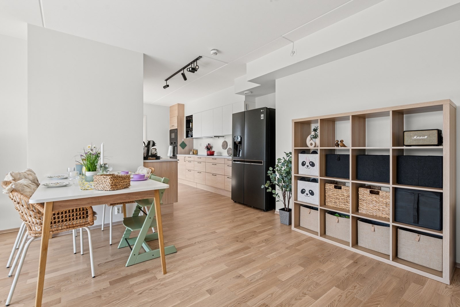 Naturlig plass til spisestuebord nærmest kjøkkenet. Galleribilde