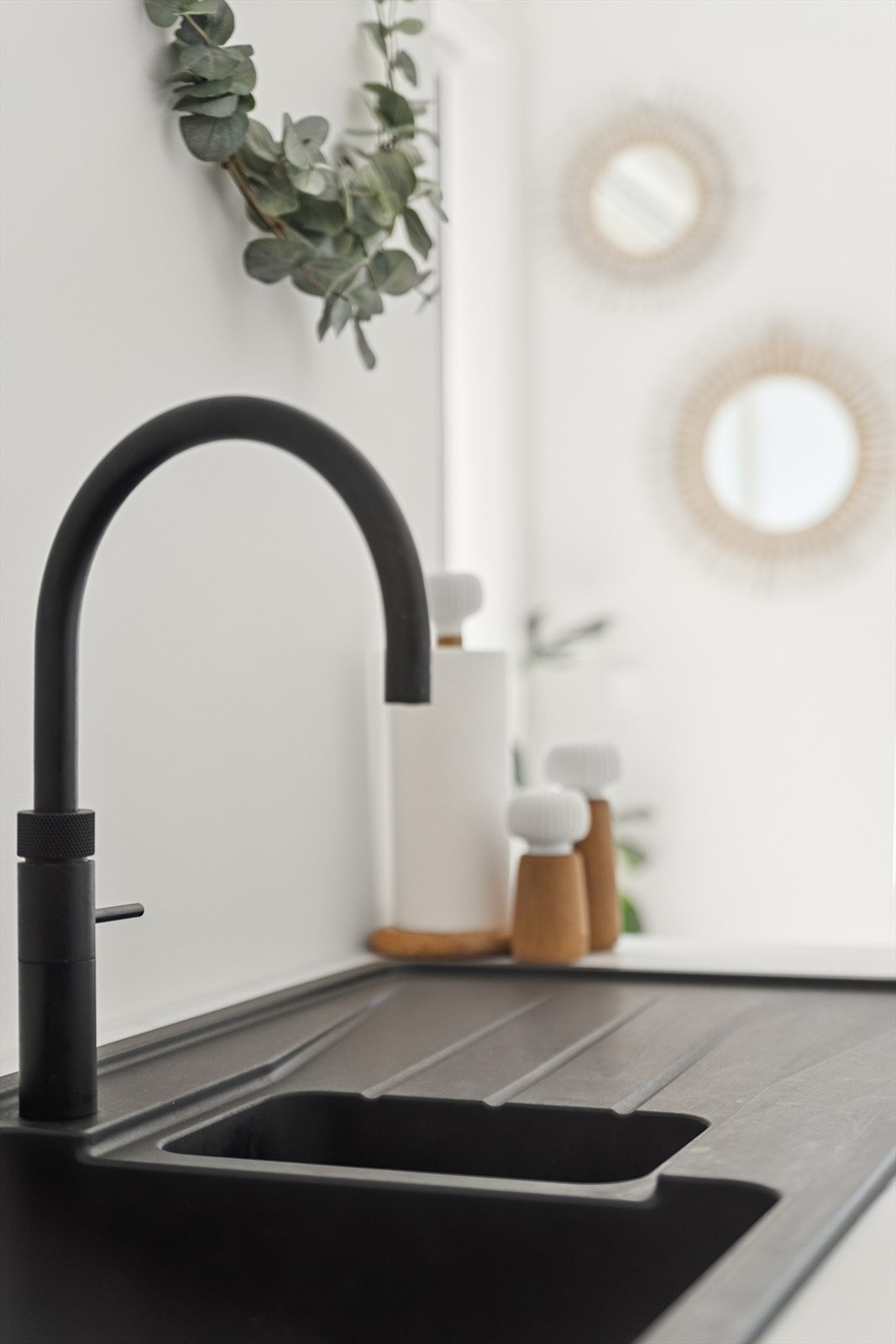 Kjøkkenkran av typen Quooker som gir deg både kokende, kaldt og boblevann rett fra kranen. Galleribilde