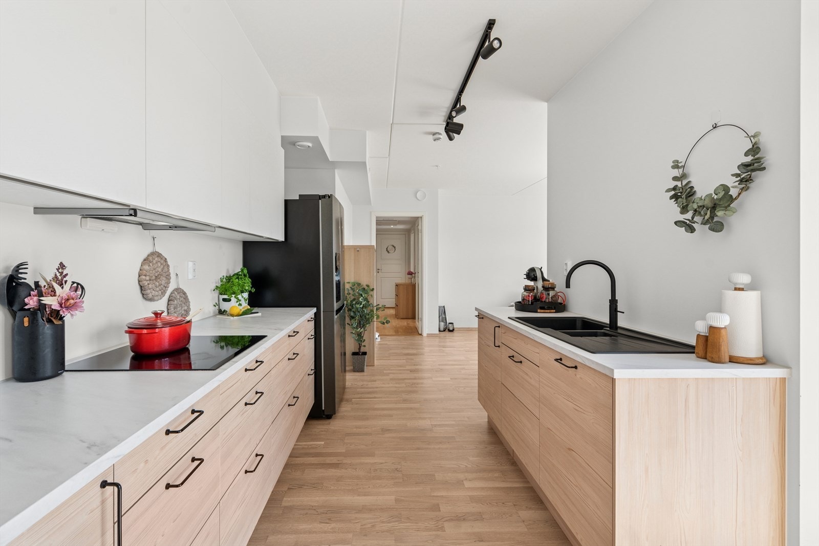 Kjøkkenet er praktisk innredet og har gode arbeidsflater som sikrer hobbykokken gode arbeidsforhold. Galleribilde