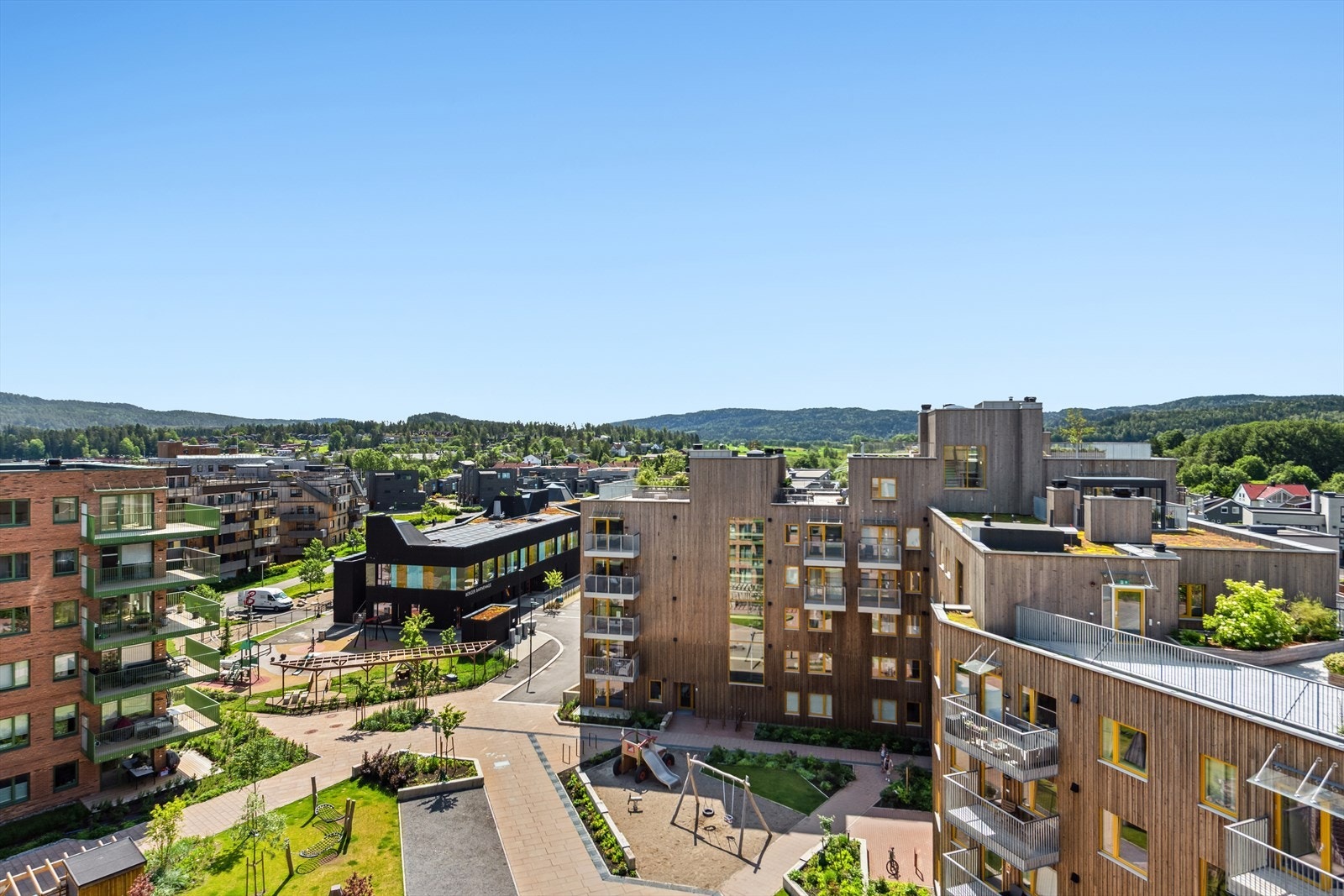 Flott utsikt over pent opparbeidede fellesarealer i Tunkvartalet og i retning mot Losby/Østmarka. Galleribilde