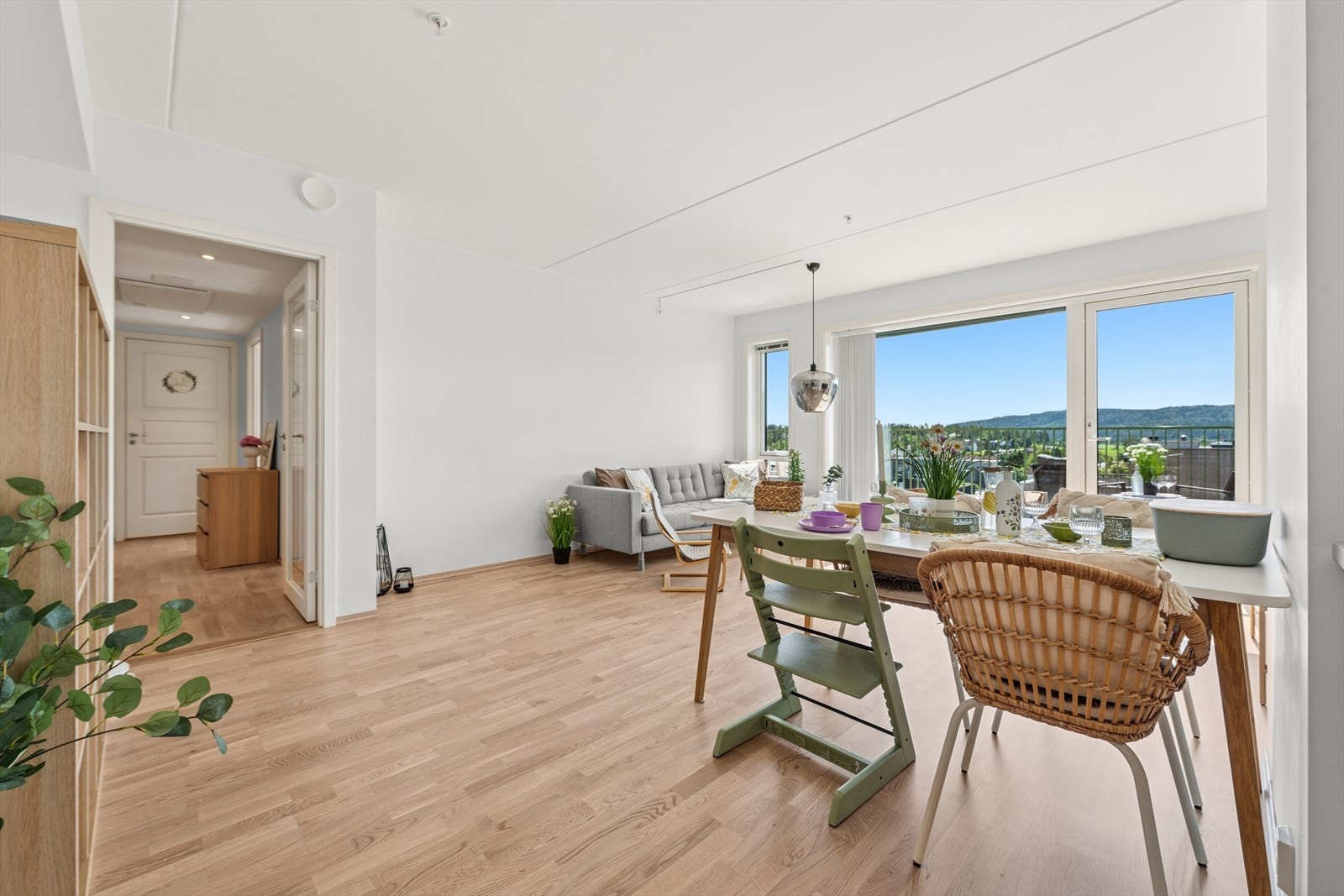 En lys og innbydende stue med store vindusflater og utgang til sydvendt balkong. Her er det deilig å komme hjem til flott utsikt! Galleribilde