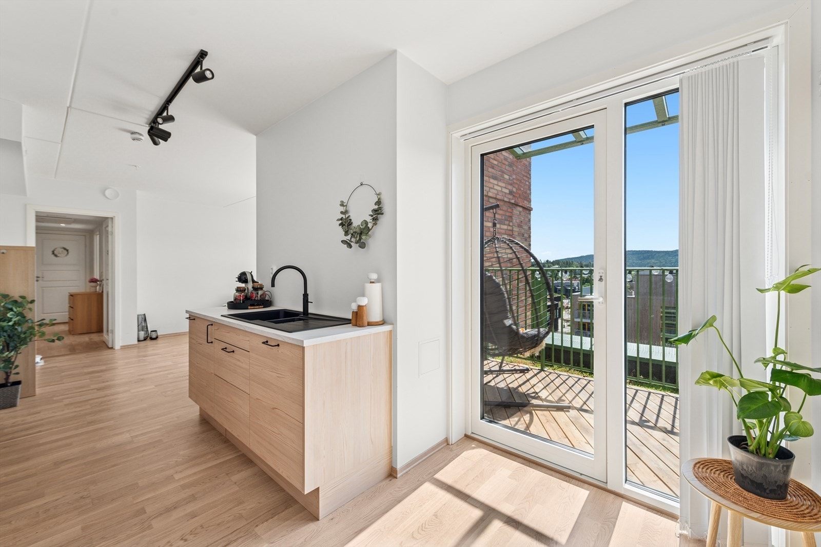 Fra kjøkkenet er det utgang til den private takterrassen. Galleribilde