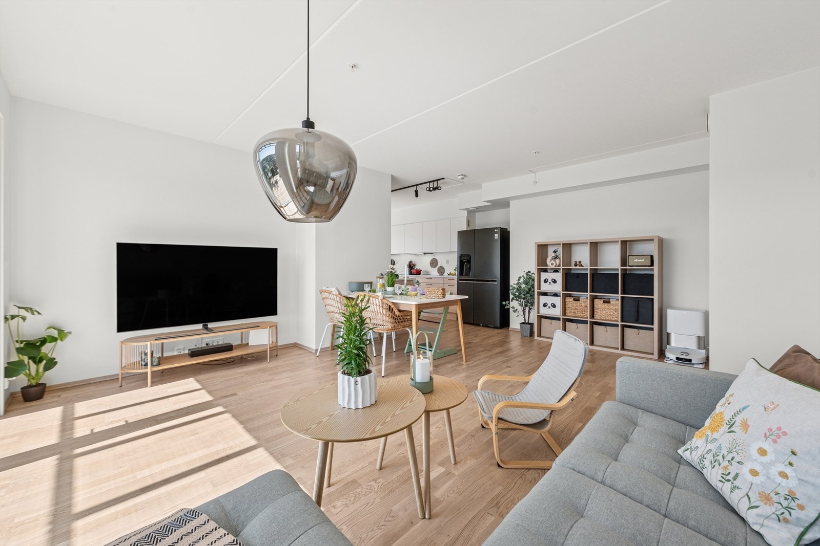 Stuen har delvis åpen løsning mot kjøkkenet, men samtidig ligger kjøkkenet litt tilbaketrukket fra stuen som oppleves som en fordel når man har besøk. Galleribilde