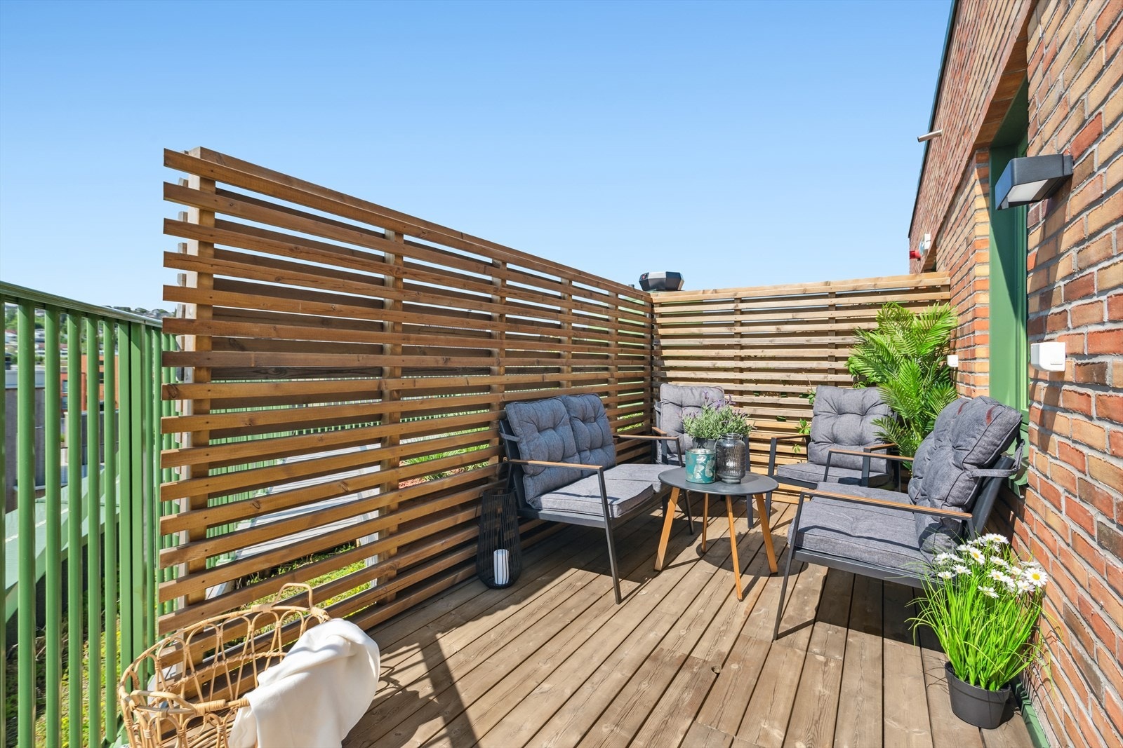 God plass til flere sittegrupper, grill og beplantning. Galleribilde