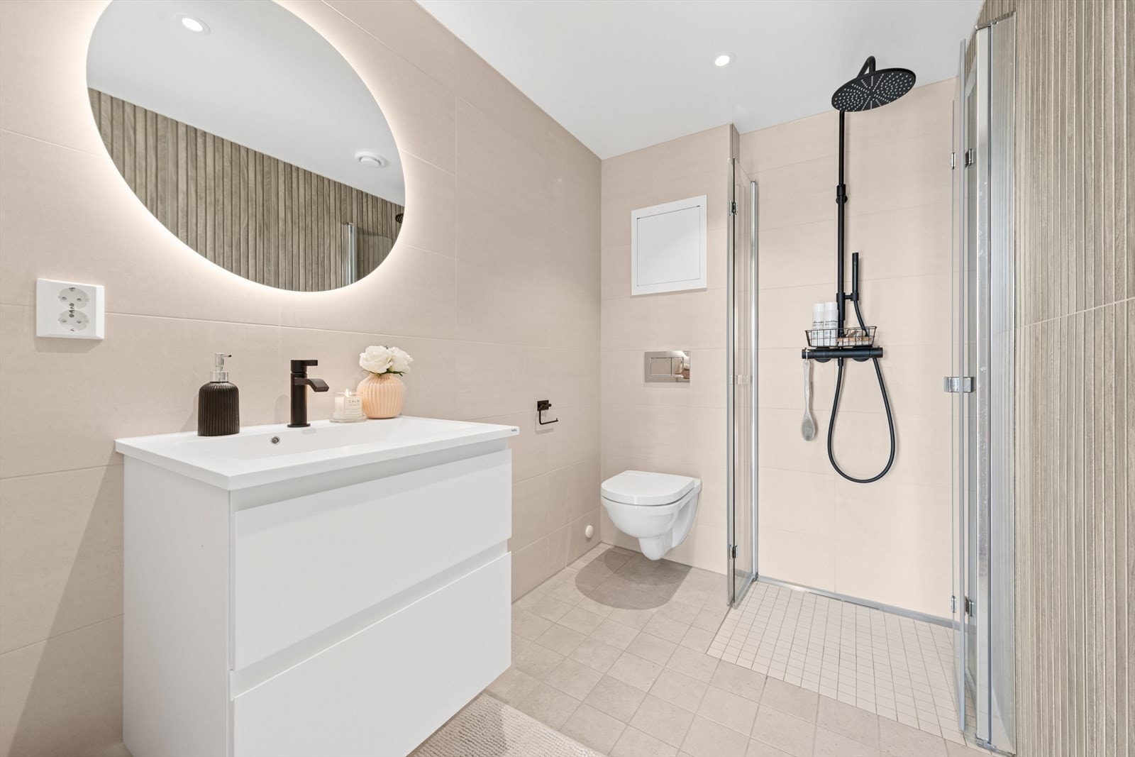 Bad nr. 1: Et delikat bad med inngang fra hovedsoverommet. Her ble det valgt tilvalg på fliser og innredning enn standard leveranse. Galleribilde