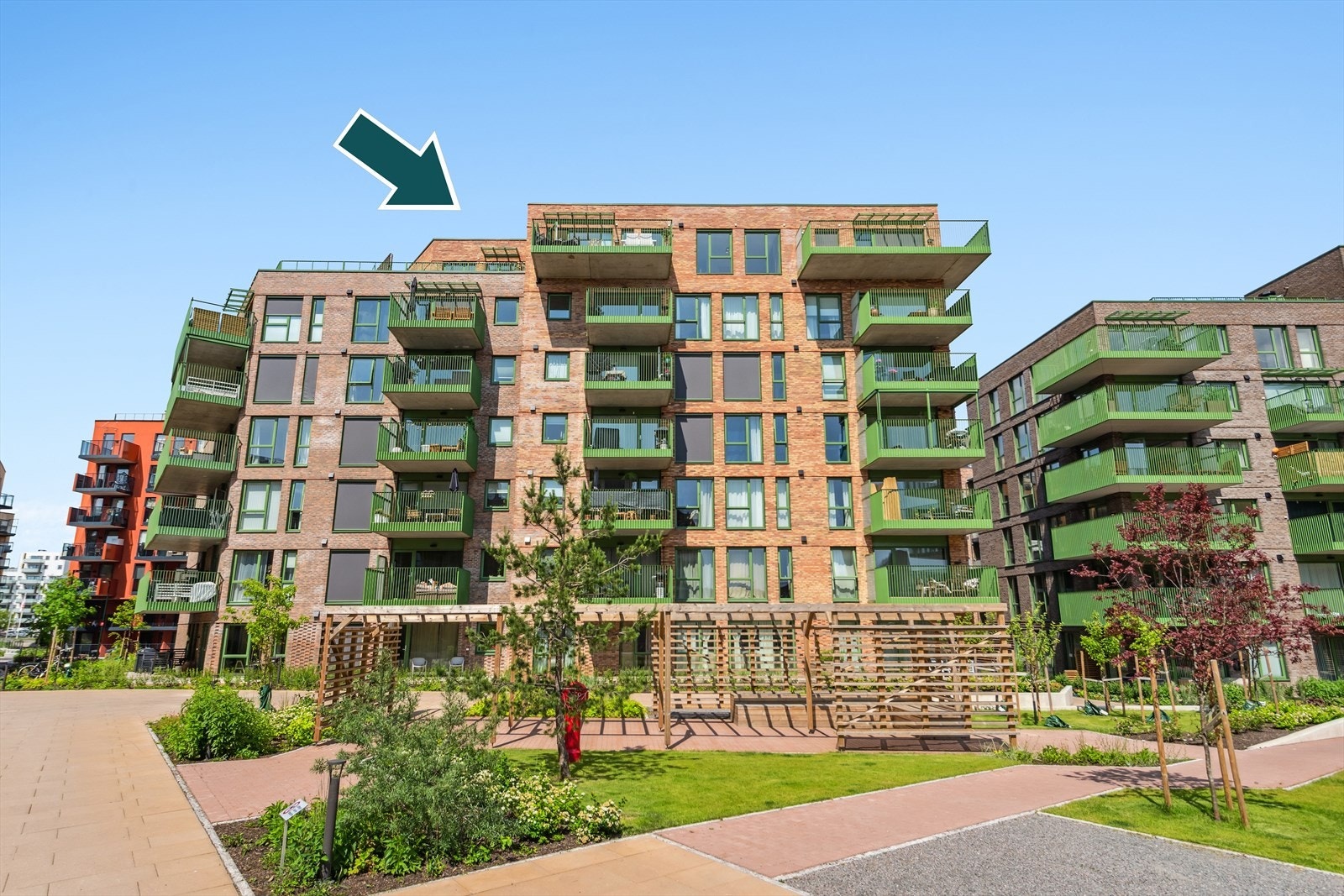 I øverste etasje ligger leiligheten med både privat takterrasse og balkong, på tilsammen 32 kvm mot syd. Galleribilde