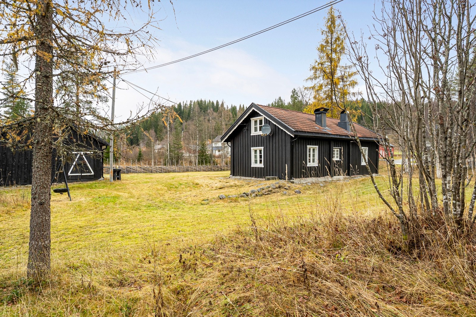 På tunet står også en eldre låve/uthus med svært god lagringsplass, skåle og utedo Galleribilde