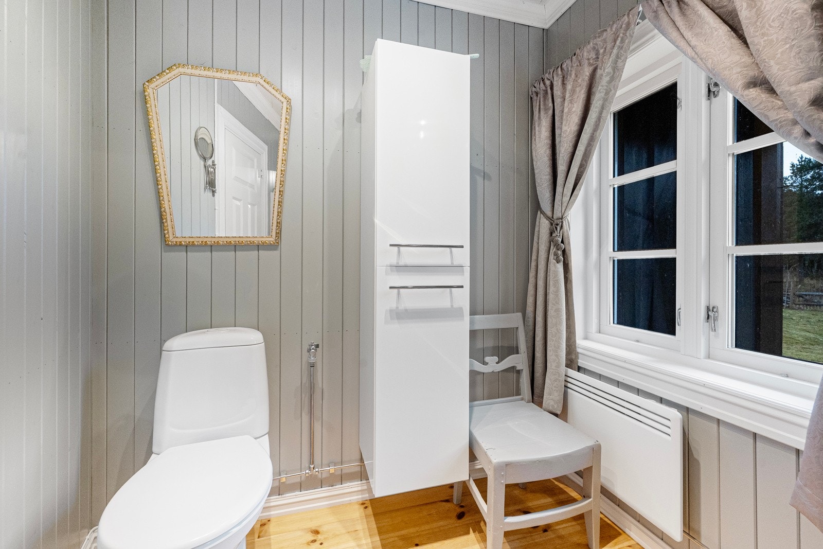 Vegger i trepanel og gulv i heltre gir rommet en rustikk og lun følelse Galleribilde