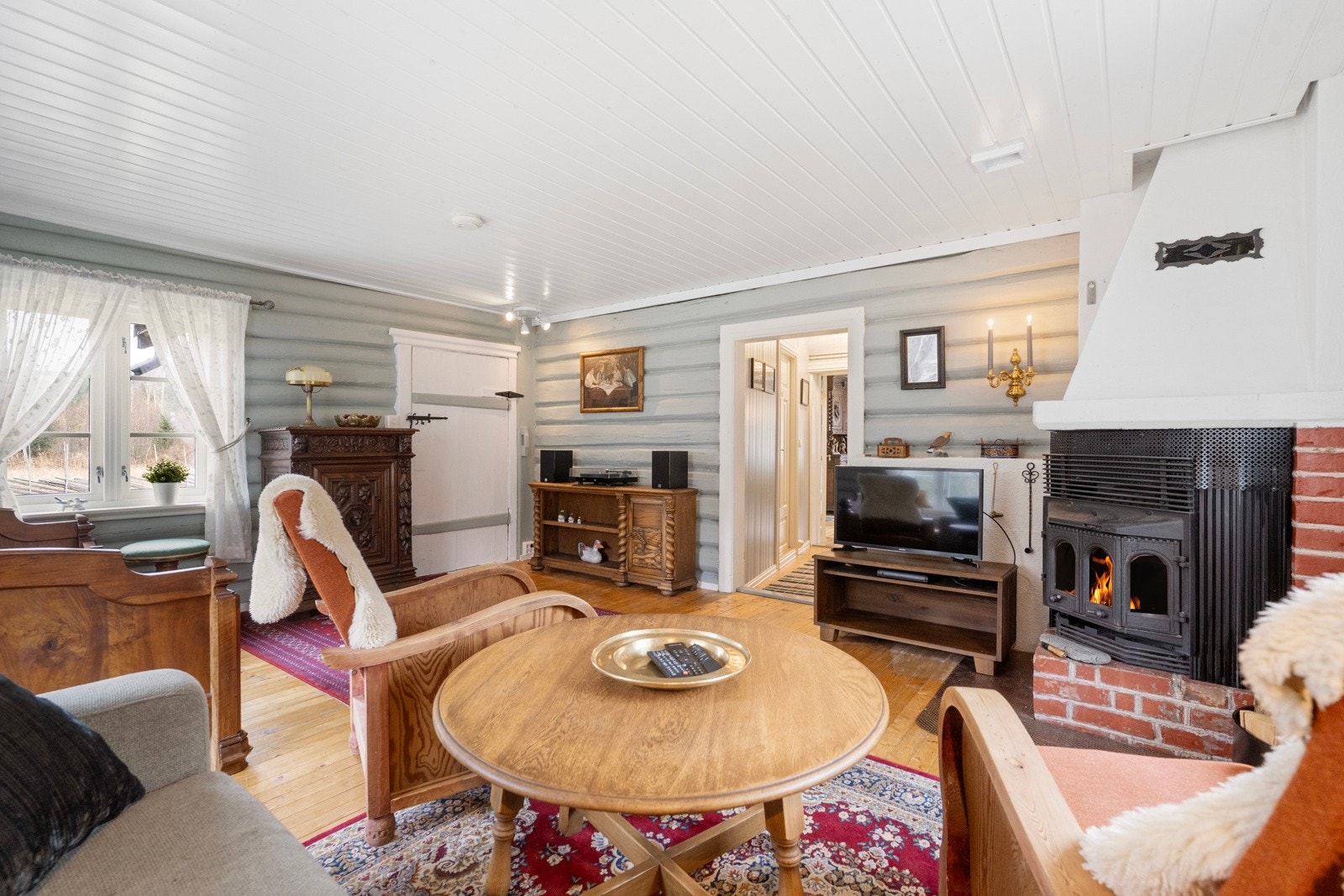 Denne koselige eiendommen kombinerer autentisk tømmerhussjarm med moderne komfort Galleribilde